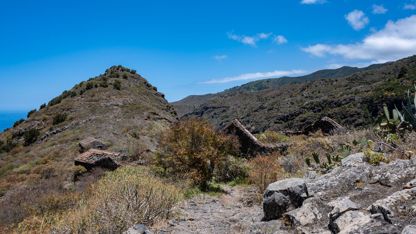 der Wanderweg führt durch das verlassene Dorf Moradas de Abajo