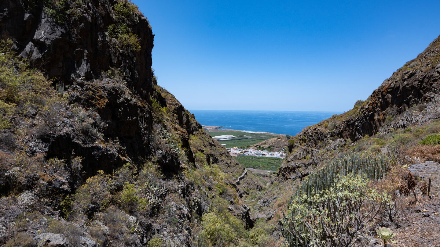 Blick über Wasserkanäle am Schluchtausgang des Barranco de las Moradas vor der Küstenregion bei Los Silos