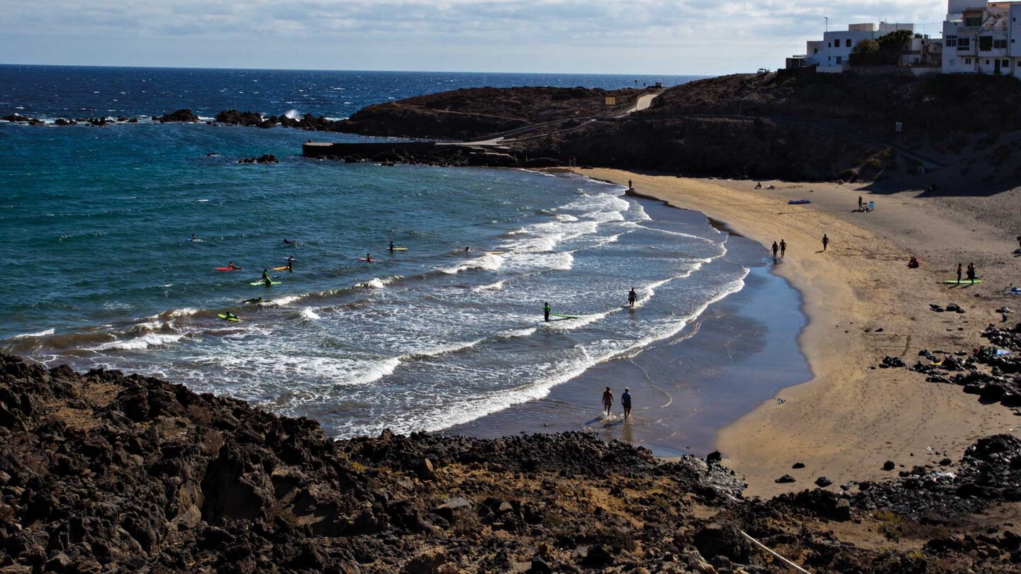 der Badestrand Playa Grande liegt geschützt in einer Bucht aus Vulkangestein in der Punta de Abona im Südosten Teneriffas die Playa Grande in der Punta de Abona
