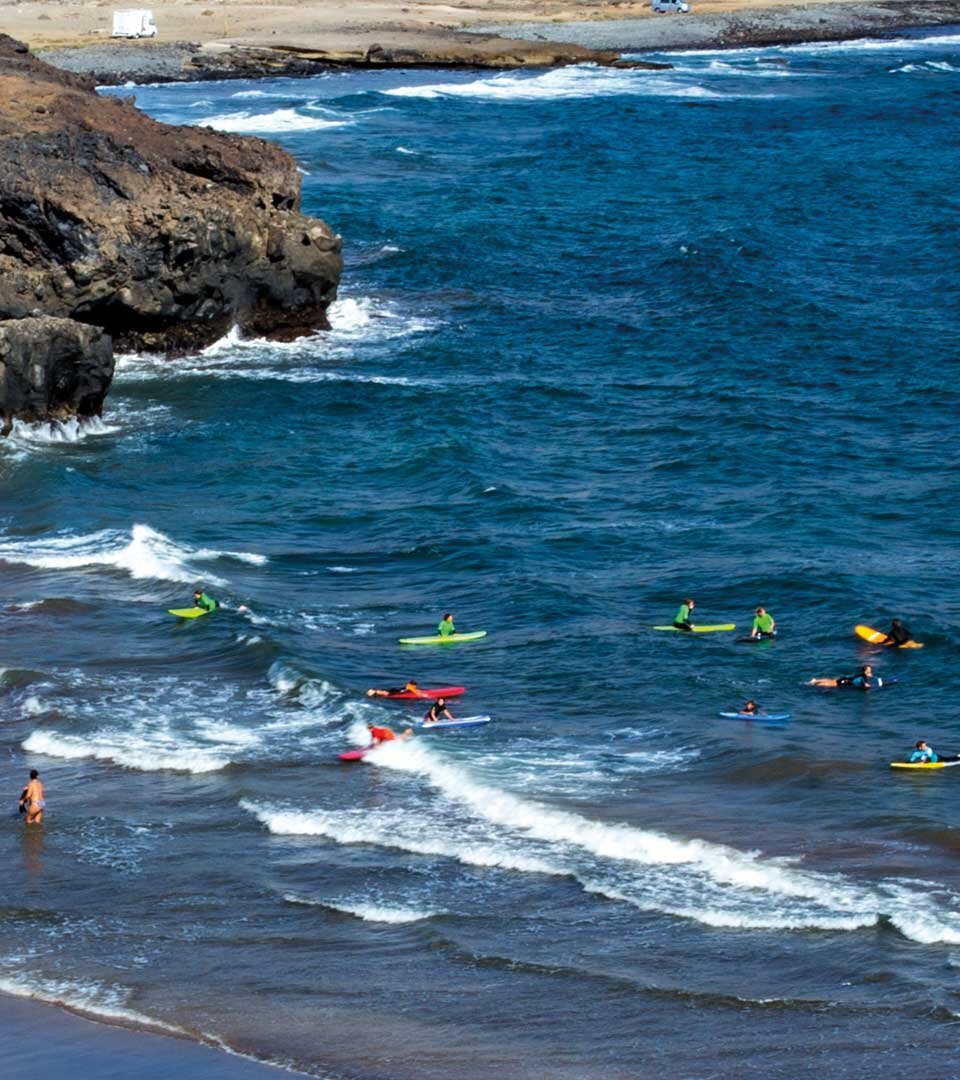 die Playa Grande bei Punta de Abona im Südosten Teneriffas wird auch gerne von Surfschulen aufgesucht die Playa Grande bei Punta de Abona