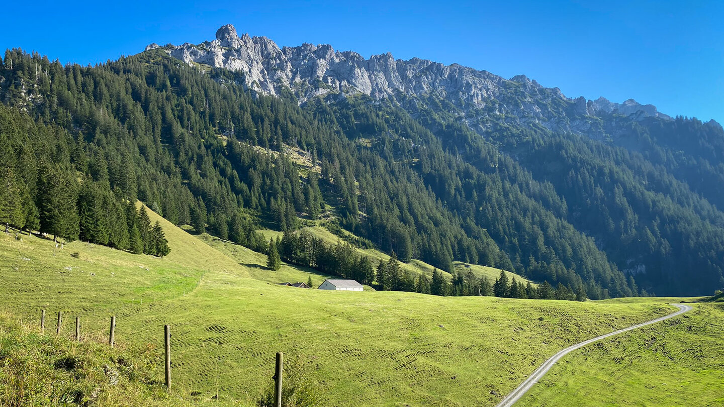 Aussicht von den Almwiesen auf das Drei-Schwestern-Massiv Aussicht auf das Drei-Schwestern-Massiv