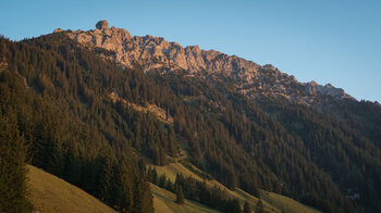 das Drei-Schwestern-Massiv in der Dämmerung