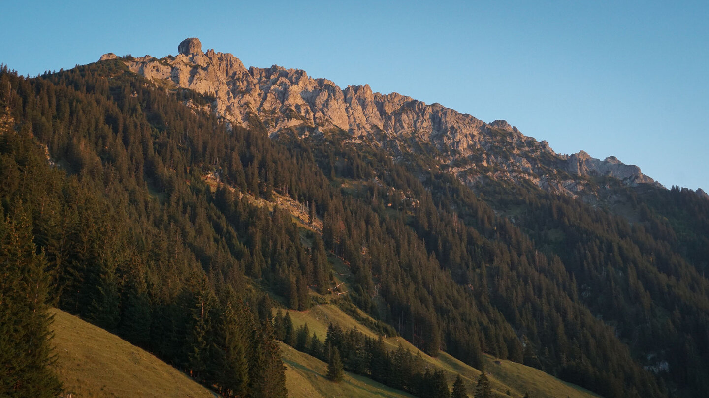 das Drei-Schwestern-Massiv glühend in der Dämmerung das Drei-Schwestern-Massiv in der Dämmerung