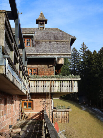 Blick vorbei an den Balkonen der Renchtalhütte bei Bad Peterstal-Griesbach