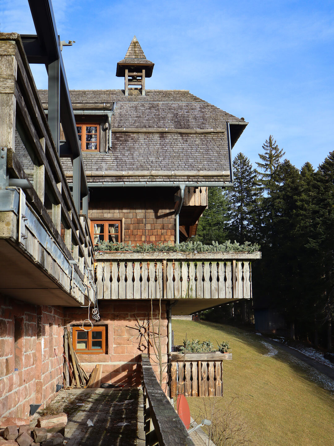 Blick vorbei an den Balkonen der Renchtalhütte bei Bad Peterstal-Griesbach