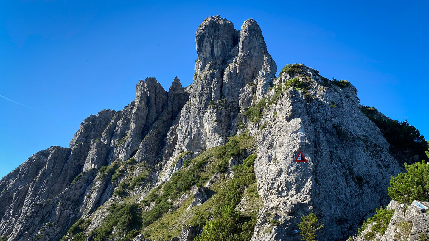 Erste Felsformationen auf der Tour zu den Drei-Schwestern Felsformationen auf der Tour zu den Drei-Schwestern