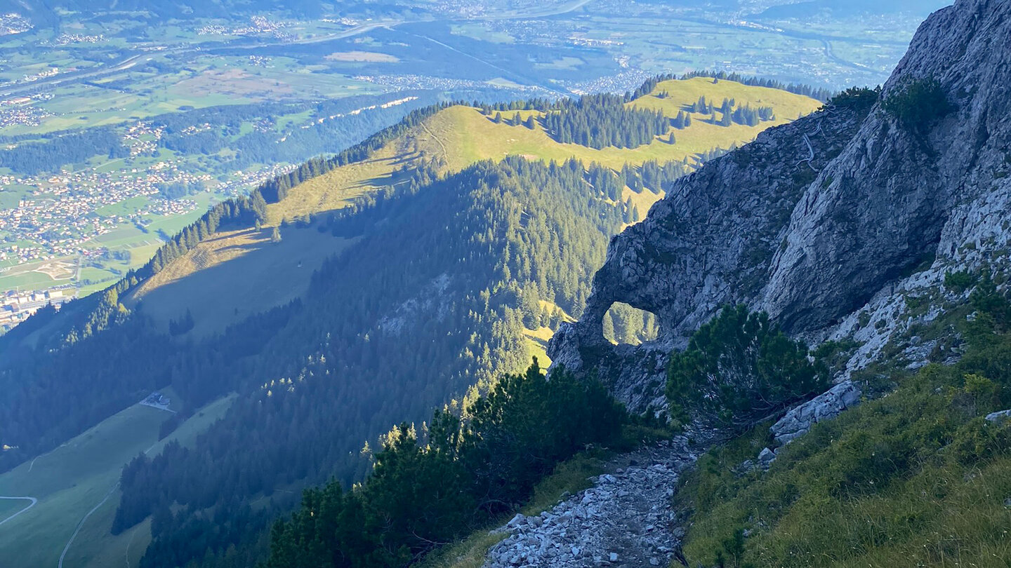 Blick zurück auf das eben durchstiegene Felsenfenster Blick zurück auf das durchstiegene Felsenfenster