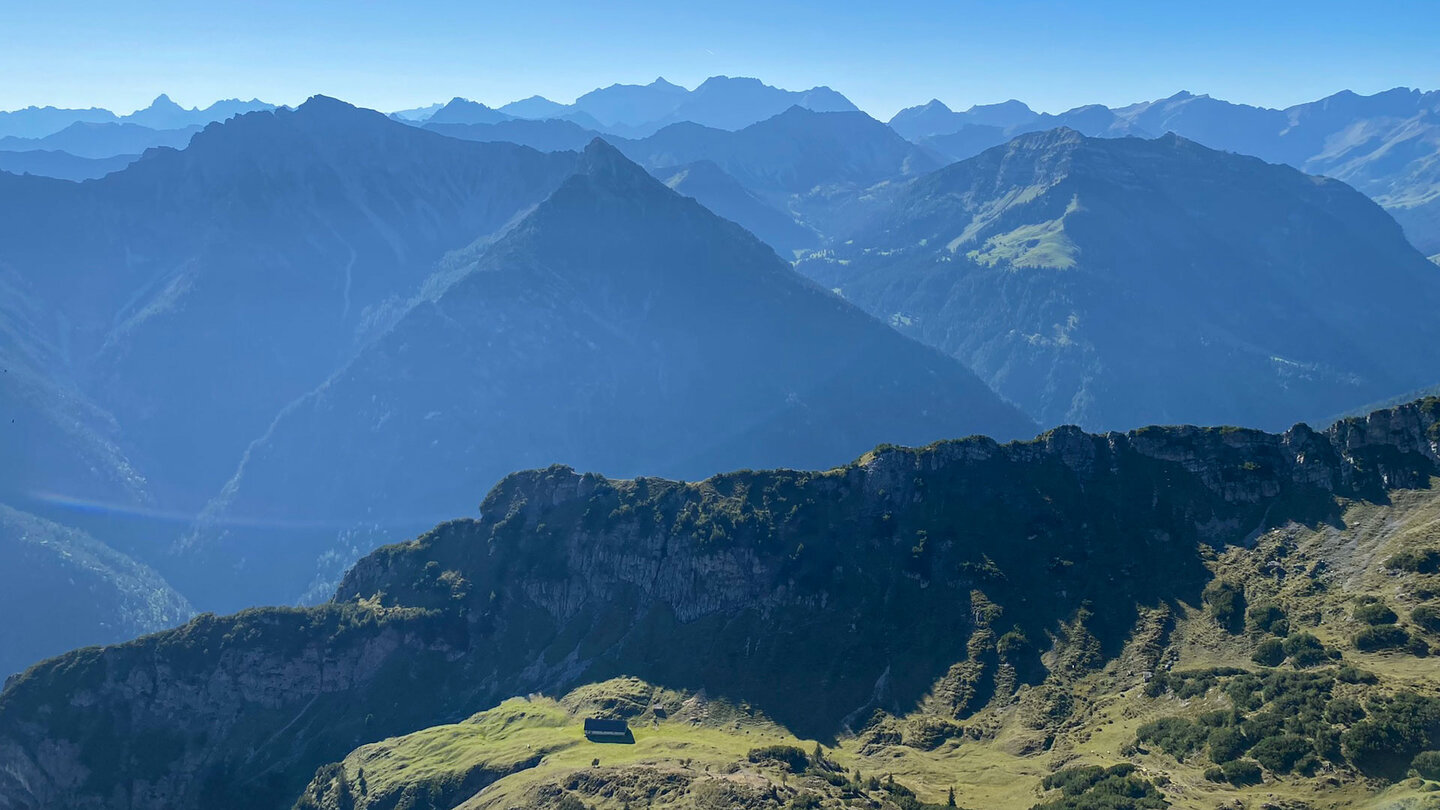 eine tiefer gelegene Alm vor herrlichem Gipfelpanorama tiefer gelegene Alm vor herrlichem Gipfelpanorama