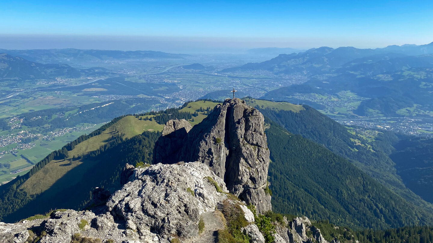 Blick über die Drei Schwestern auf die Rheinebene hinter dem Saroja Blick über die Drei Schwestern auf die Rheinebene