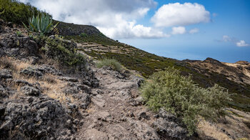 Wanderweg mit ehemaligen Feldern auf dem GR-132.1