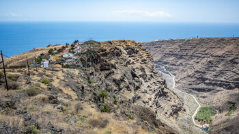 Blick auf Arguayoda oberhalb des Barranco de la Rajita mit La Dama im Hintergrund