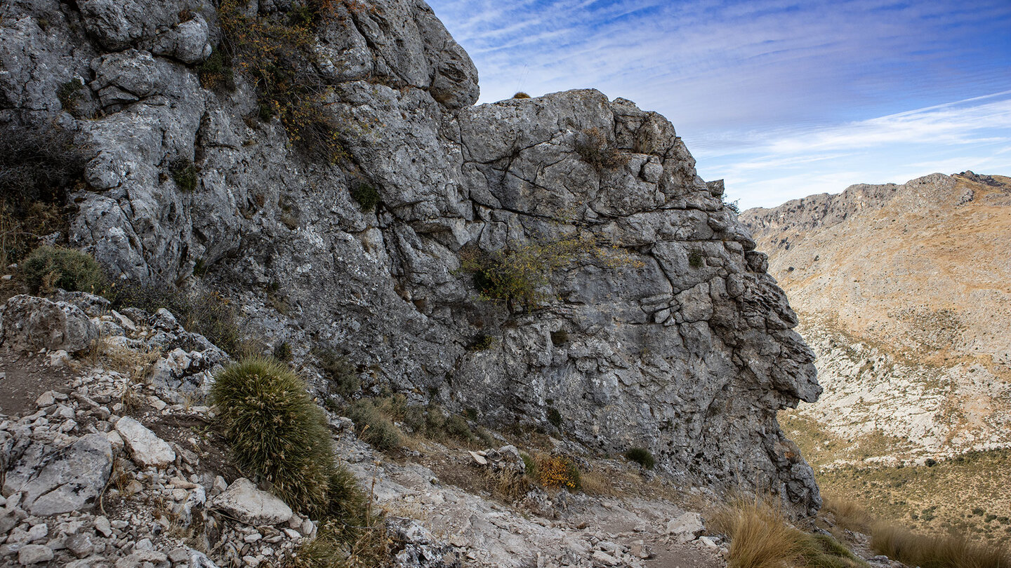 Pfad entlang der Felsflanken am La Tiñosa