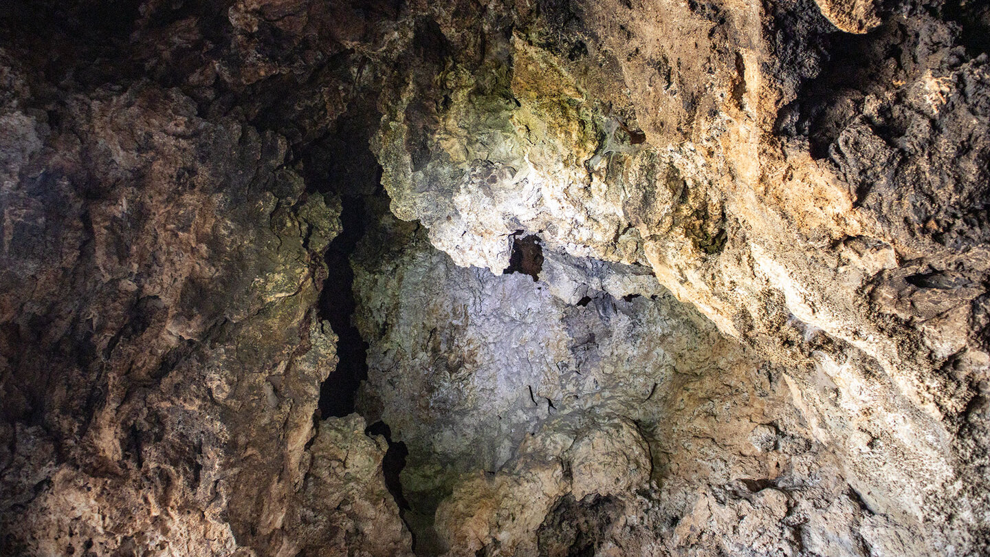 Spalten im Dolomitkalk der Cueva del Morrión