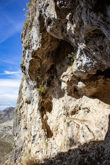 Felsen umgeben die Cueva del Morrión
