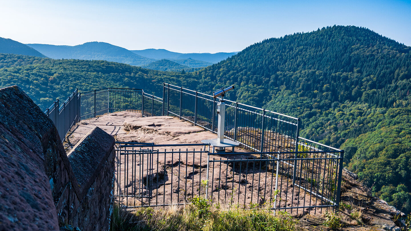 Aussichtsplattform auf dem Burgfelsen der Burg Trifels