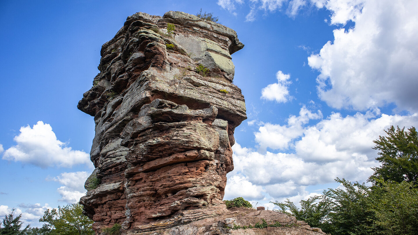 Felsen der Burgruine Anebos