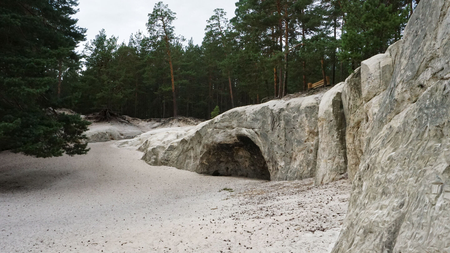 Quarzsand vor den großen Sandsteinhöhlen im Heers