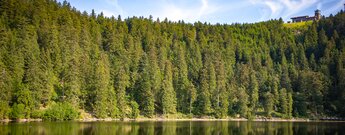 über dem Mummelsee drohnt die Grindehütte