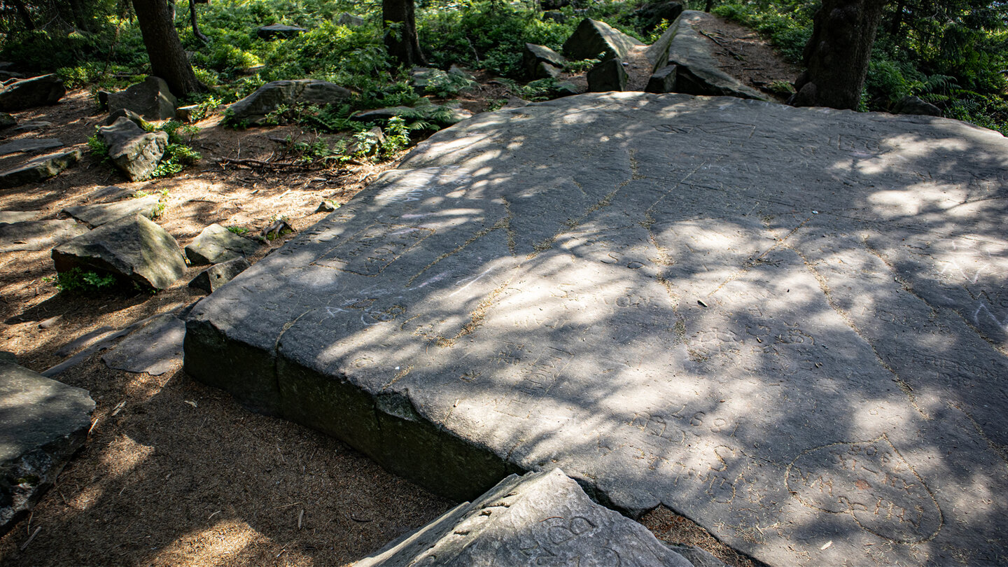 Gravuren auf dem Dreifürstenstein der Hornisgrinde