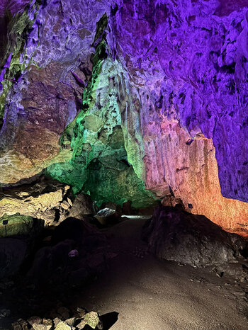 farbenfrohe Beleuchtung in der Nebelhöhle
