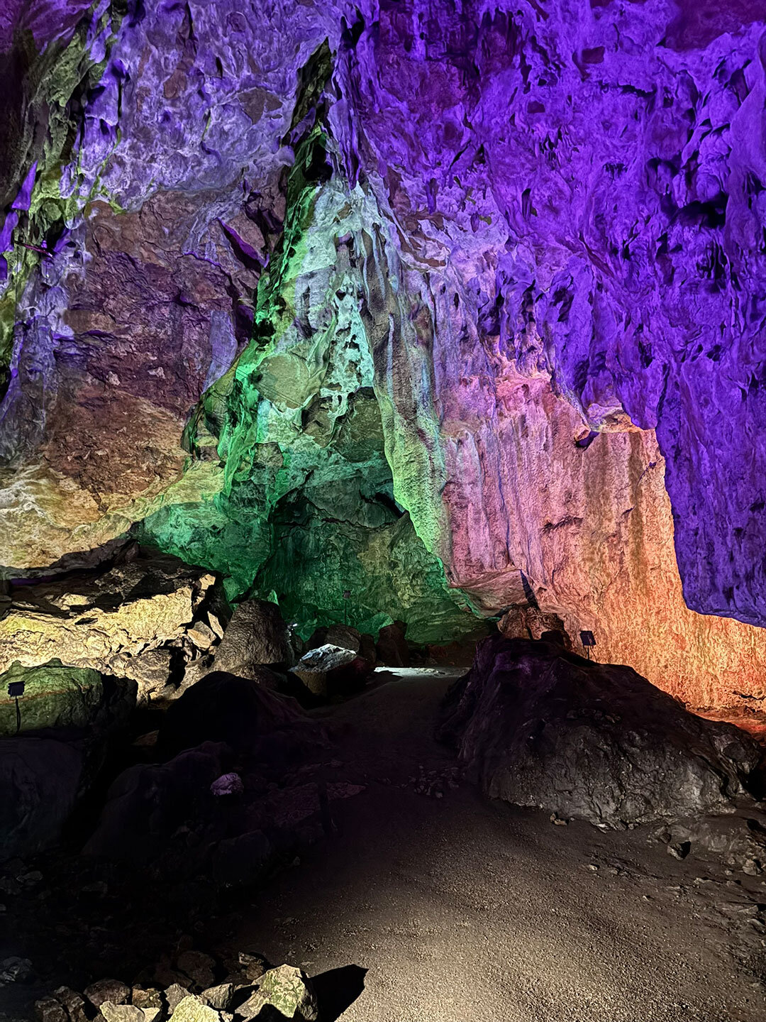 farbenfrohe Beleuchtung in der Nebelhöhle in der Schwäbischen Alb farbenfrohe Beleuchtung in der Nebelhöhle