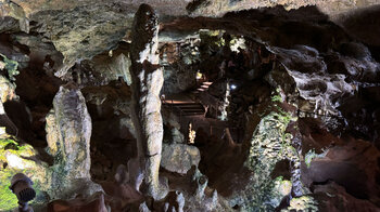 Blick in die Nebelhöhle mit ihren Gängen und Wegen