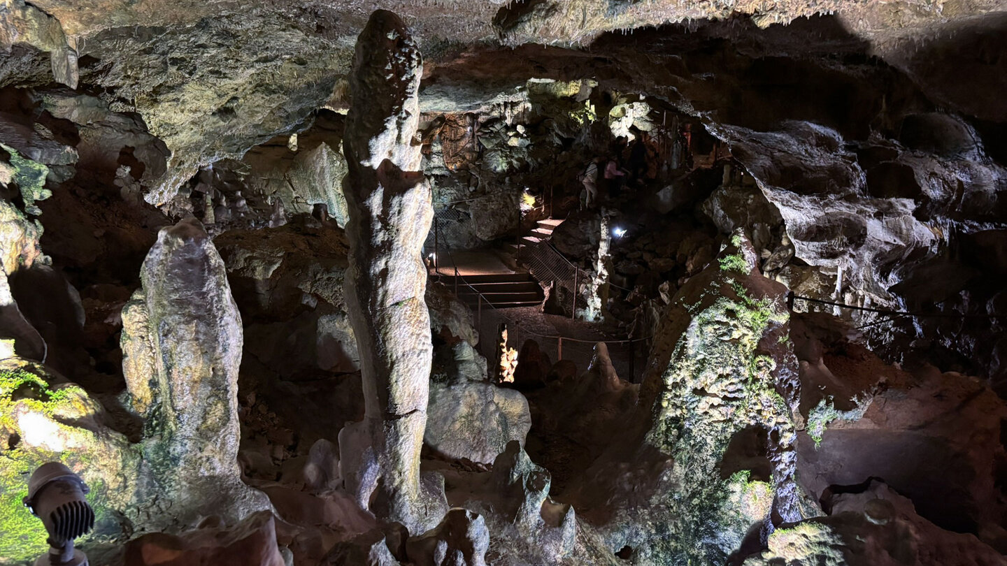 Blick in die Nebelhöhle mit ihren Gängen und Wegen in der Schwäbischen Alb Blick in die Nebelhöhle mit ihren Gängen und Wegen