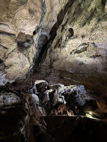 ein hoher Spalt im Gestein über dem Weg in der Nebelhöhle