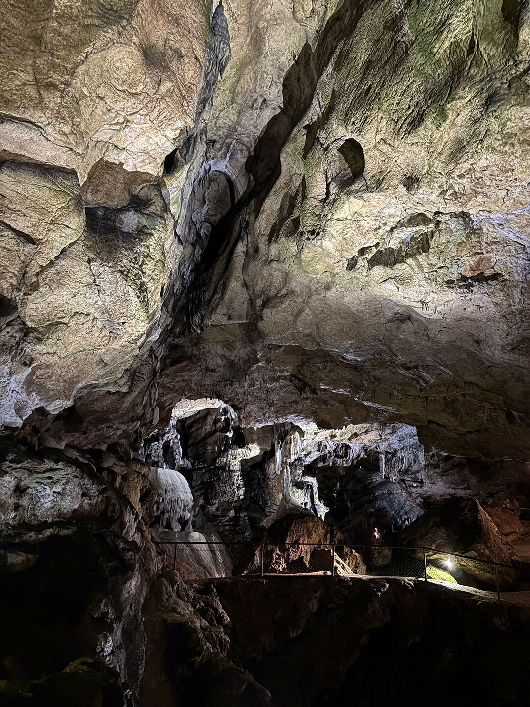 ein hoher Spalt im Gestein über dem Weg in der Nebelhöhle in der Schwäbischen Alb ein hoher Spalt im Gestein über dem Weg in der Nebelhöhle