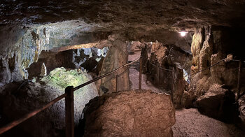 gesicherte und gut beleuchtete Wege in der Nebelhöhle