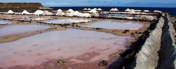 die Salzgewinnungsbecken der Salinas de Agujeros in der Region Teguise