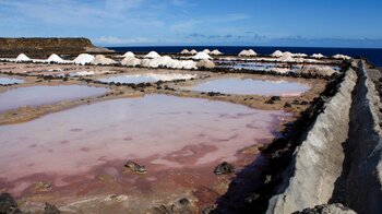 die Salzgewinnungsbecken der Salinas de Agujeros in der Region Teguise