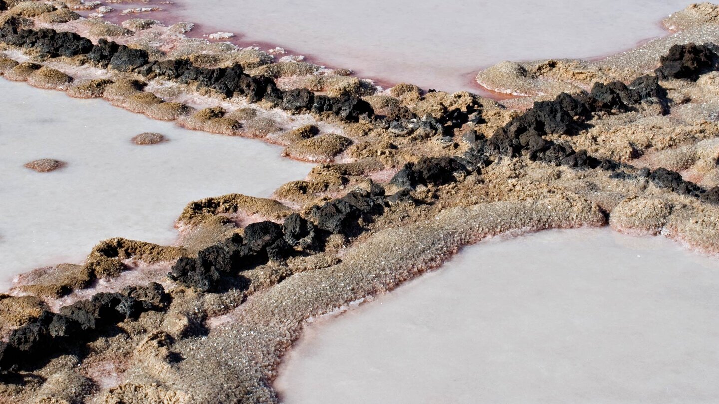 die fortgeschrittene Verdunstung des Meerwasser in den Salzgewinnungsbecken der Salinas de Agujeros