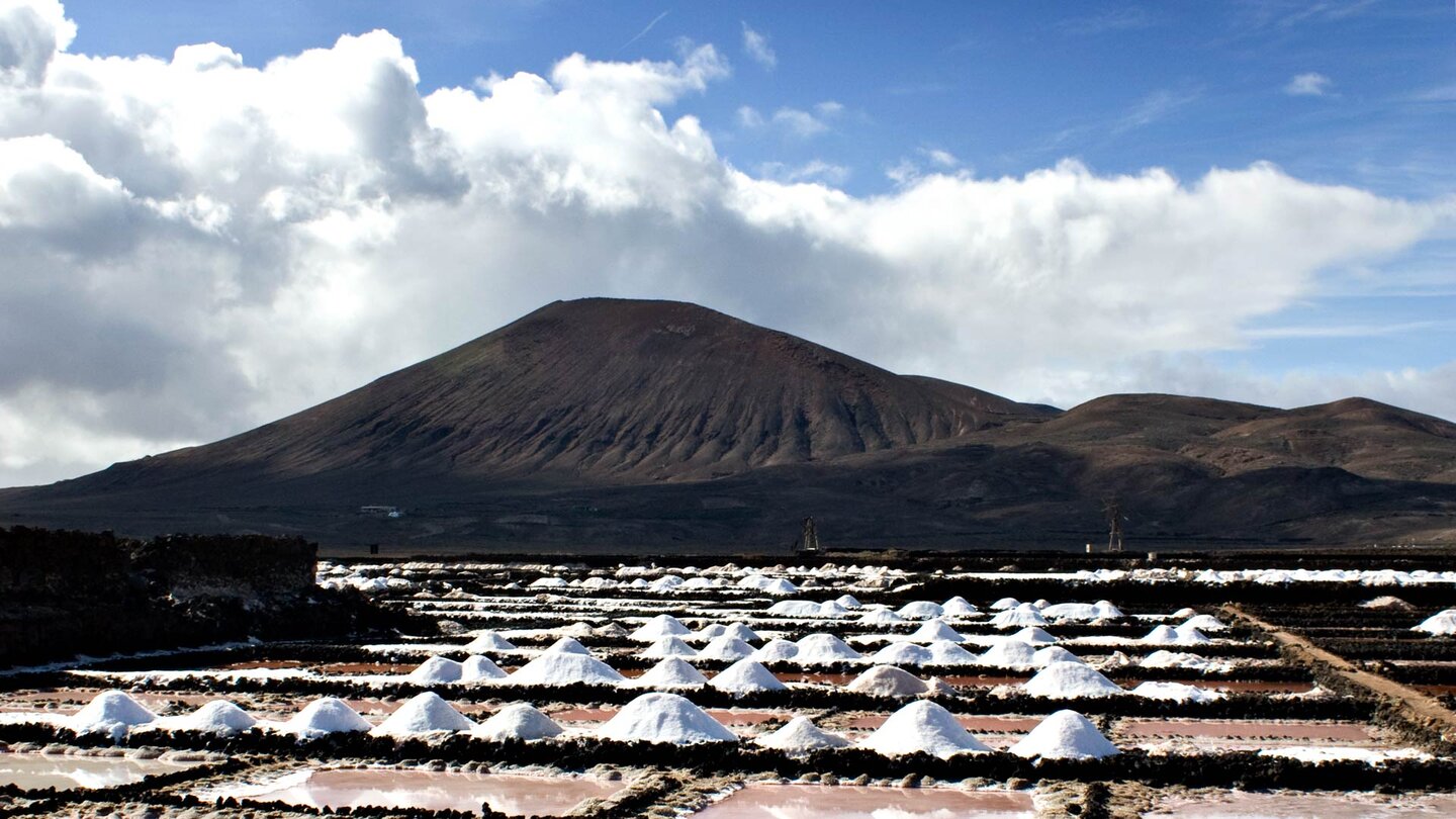 Blick von den Salinas de Agujeros auf den Montaña Tinamala auf Lanzarote