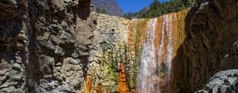 der Wasserfall Cascada de los Colores im Nationalpark Caldera de Taburiente