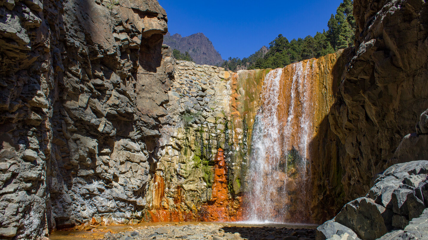 der Wasserfall Cascada de los Colores im Nationalpark Caldera de Taburiente der Wasserfall Cascada de los Colores im Nationalpark Caldera de Taburiente