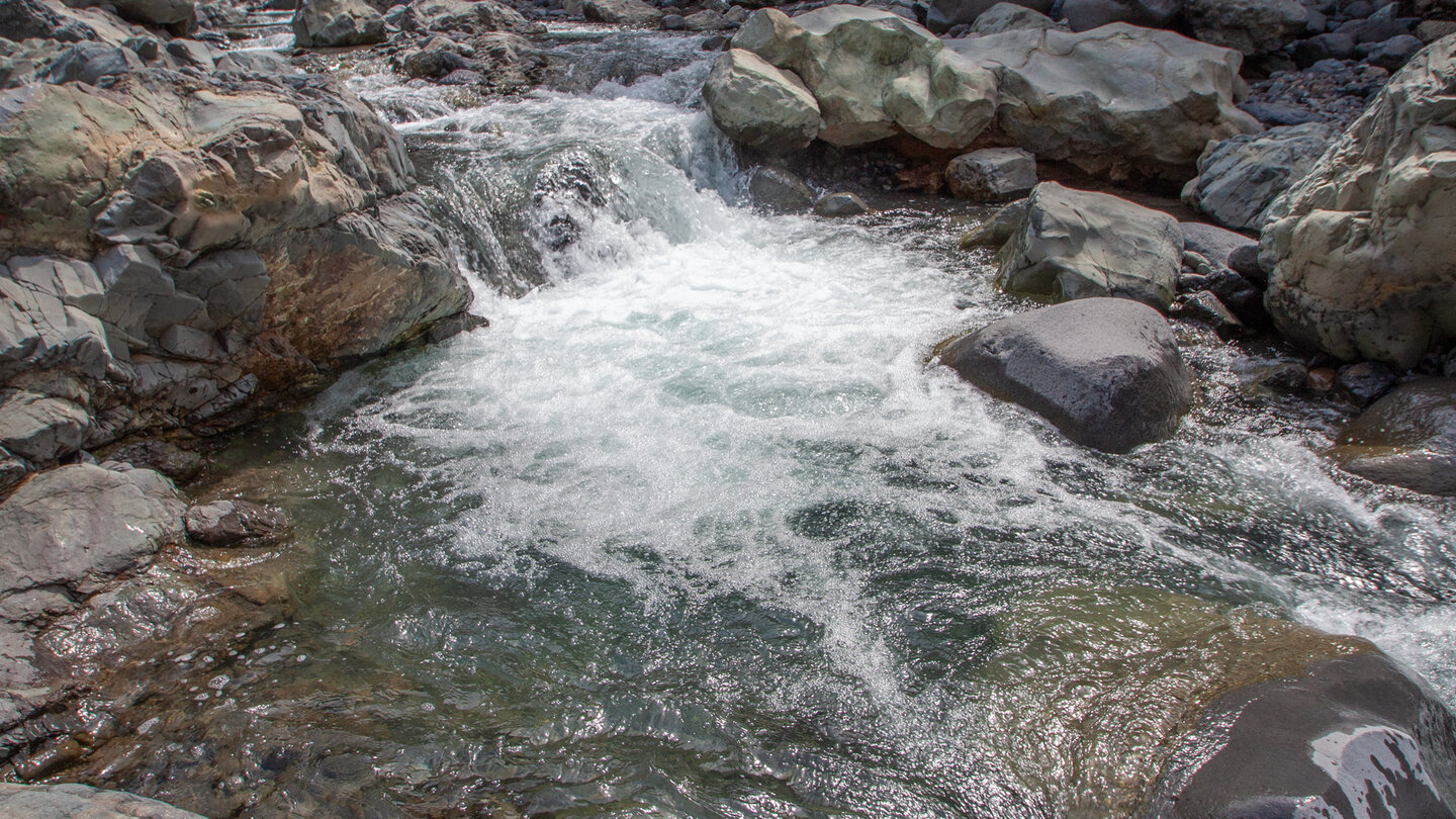 der Bachlauf des Rio Taburiente nach Regenfällen der Bachlauf des Rio Taburiente