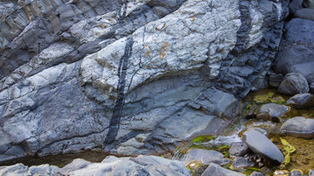 gemusterte Felsen am Bachlauf des Rio de Taburiente