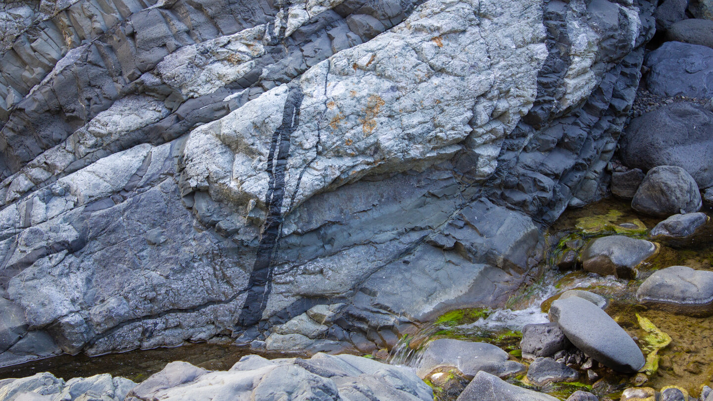 gemusterte Felsen am Bachlauf des Rio de Taburiente gemusterte Felsen am Bachlauf des Rio de Taburiente