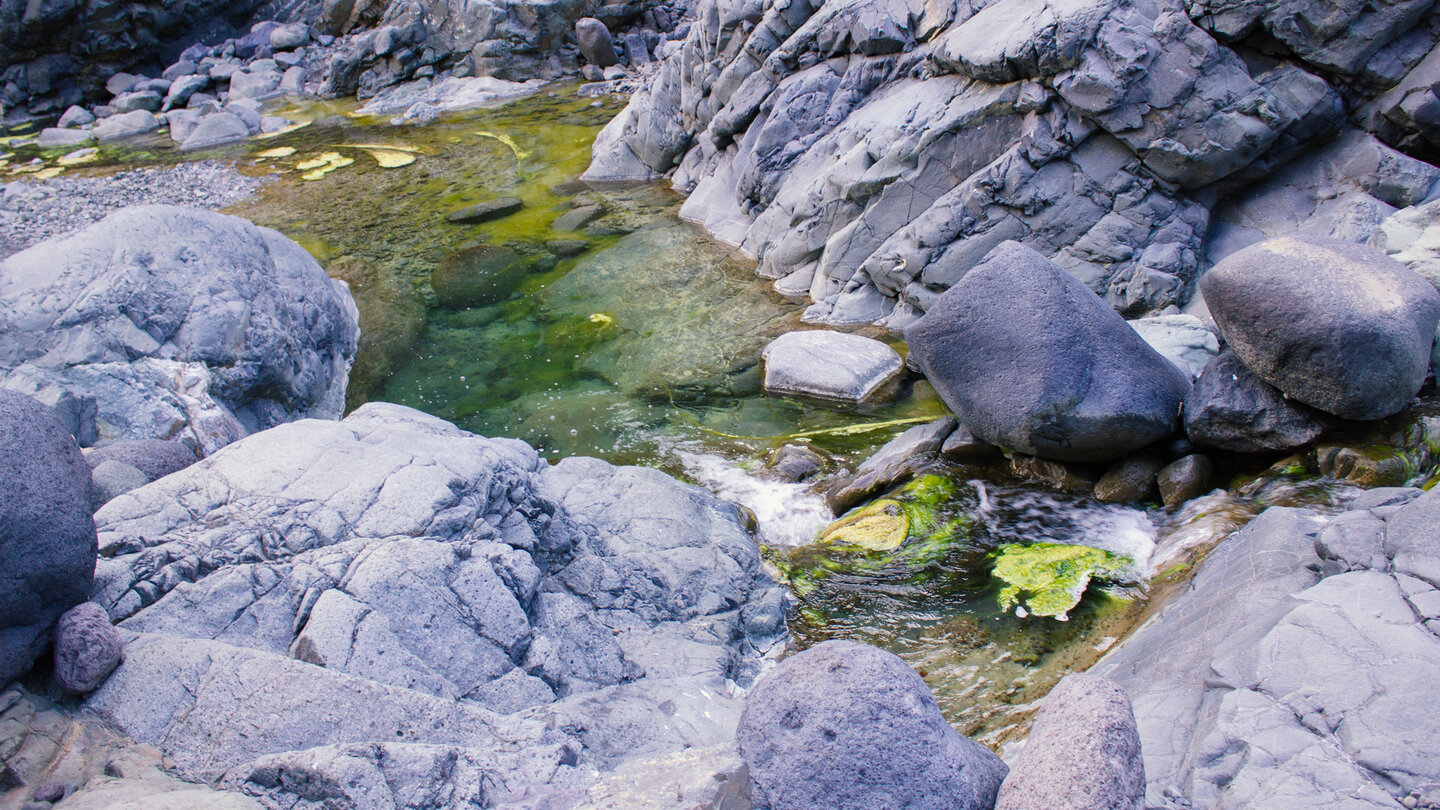 Wasserlauf des Taburiente zwischen geschliffenen Felsen Wasserlauf des Taburiente zwischen Felsen