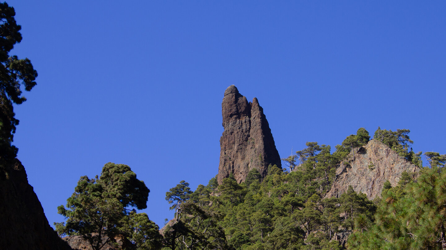 der Roque de Idafe auf einem Bergrücken über dem Wanderweg der Roque de Idafe hoch über dem Wanderweg