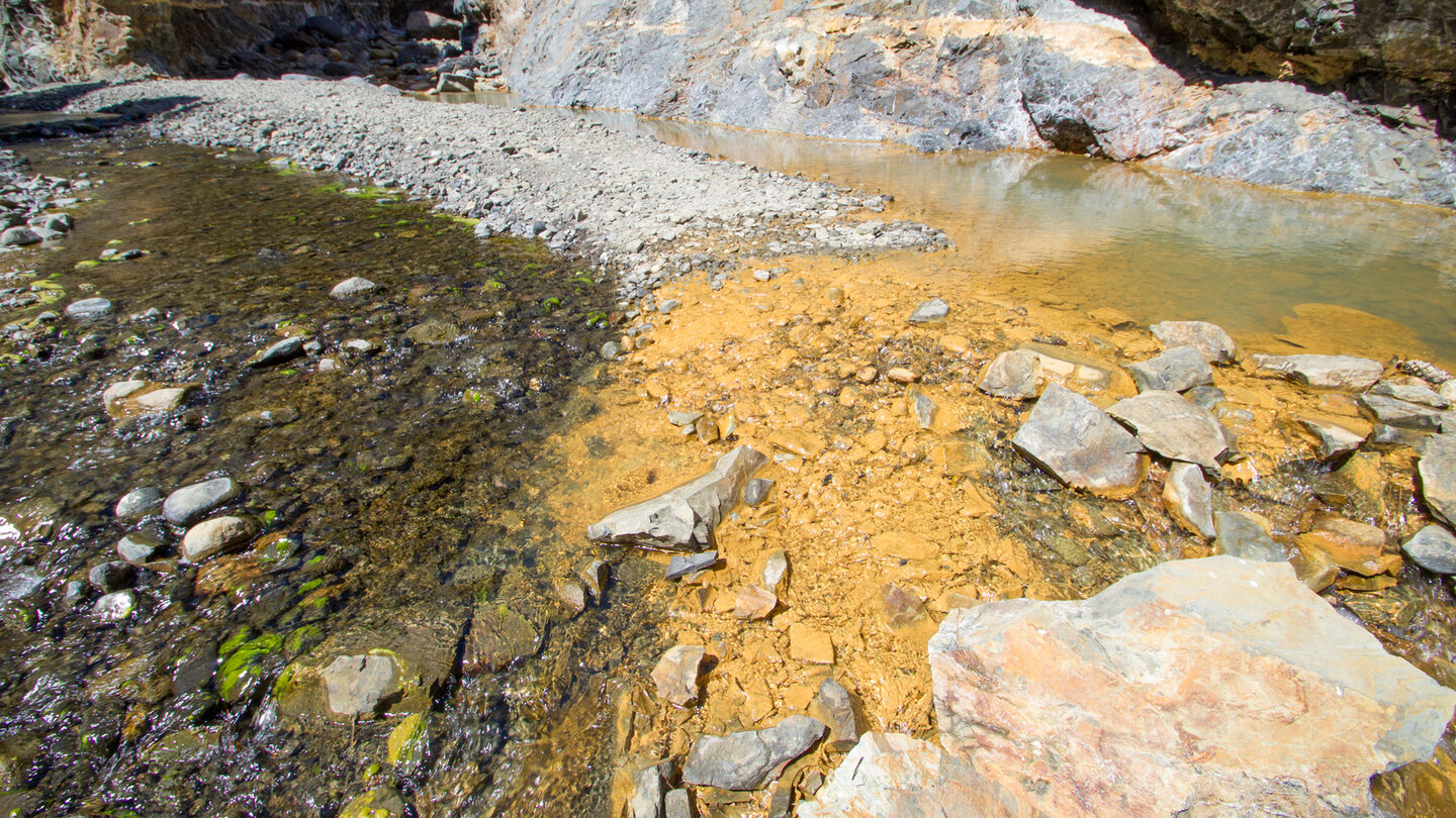 Zusammenfluss des Rio de Almendro Amargo und des Rio Rivanceras Zusammenfluss des Rio de Almendro Amargo und des Rio Rivanceras