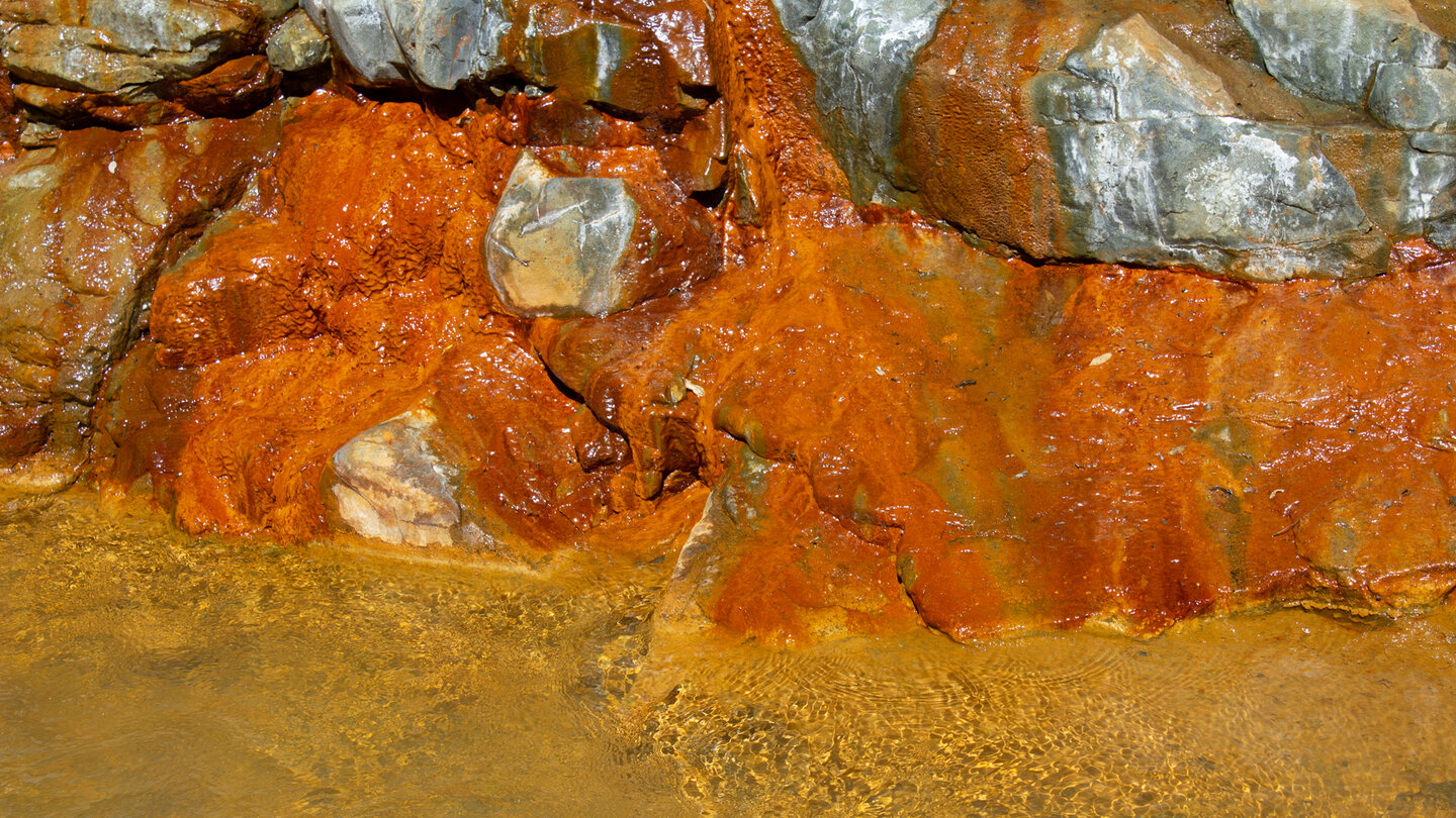 leuchtende Farben im Bachbett des Rivanceras leuchtende Farben im Bachbett des Rivanceras