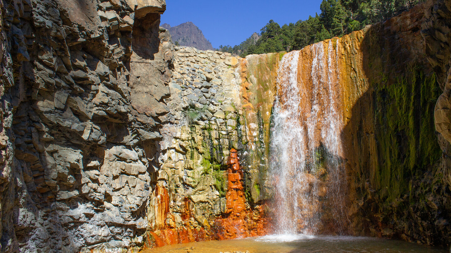 der Wasserfall Cascada de los Colores ist ein Höhepunkt der Wanderung