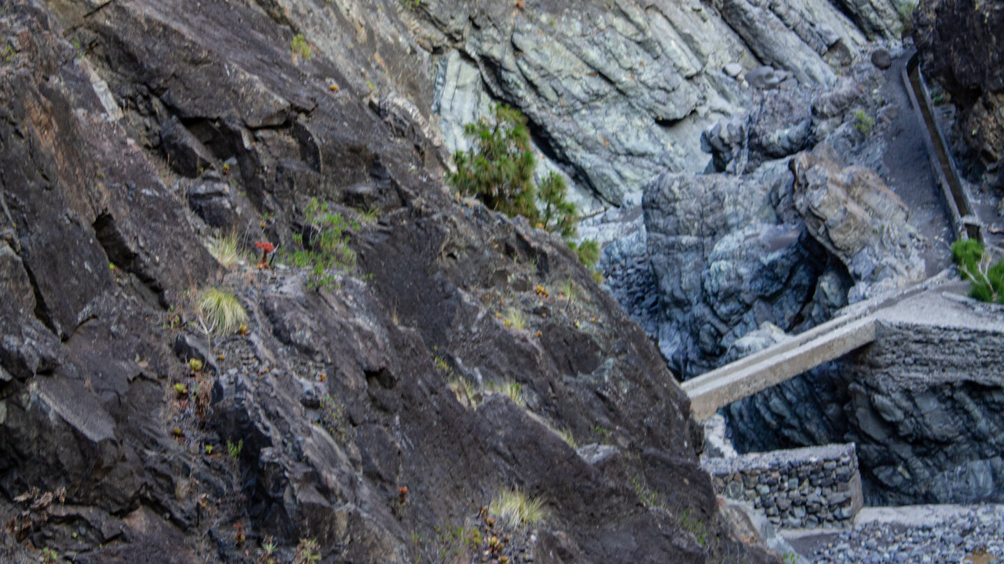 Wasserkanal in der Schlucht Wasserkanal in der Schlucht