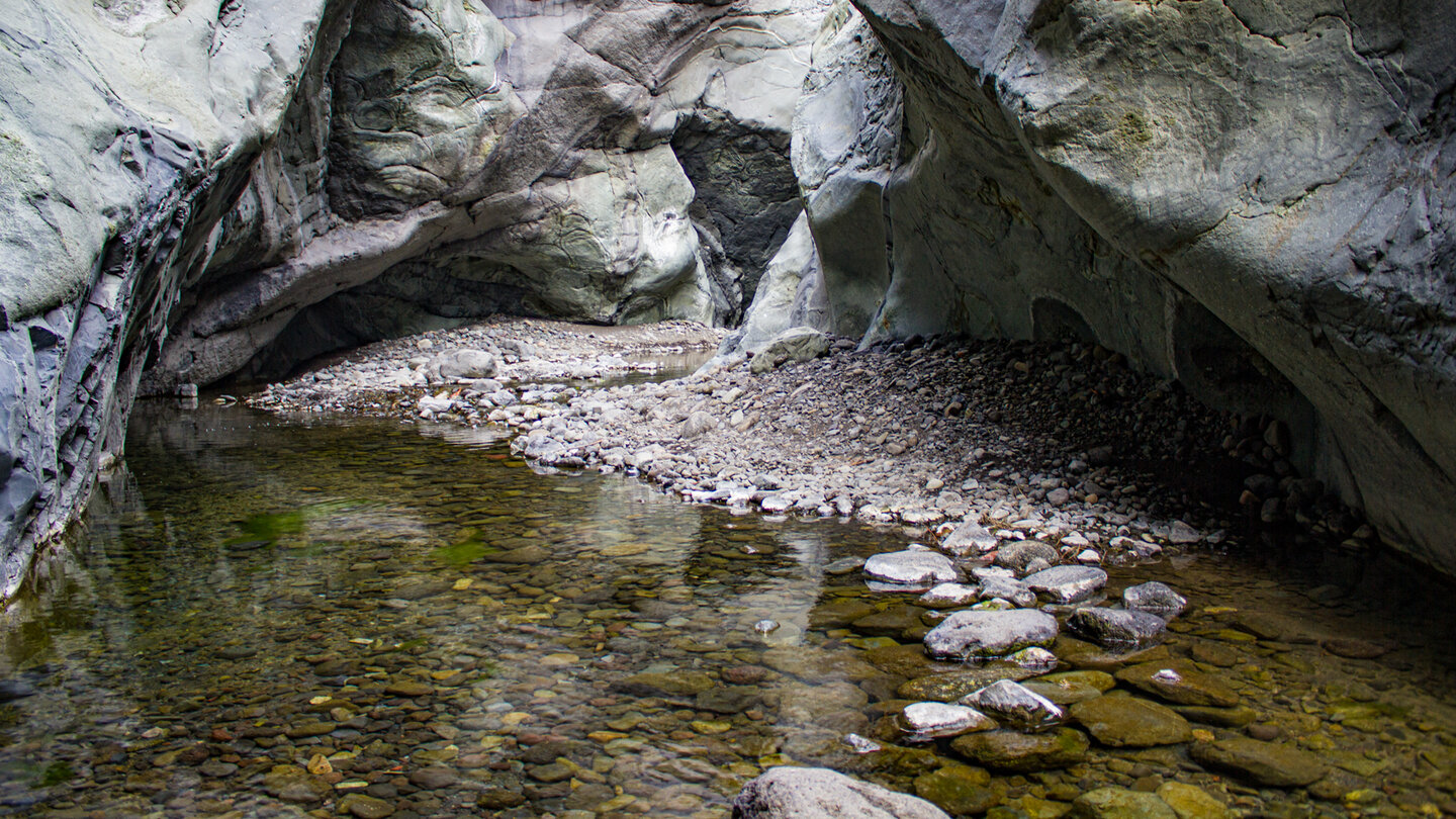 Blick in die ausgespülte Schlucht vom Wanderweg Blick in die ausgespülte Schlucht vom Wanderweg