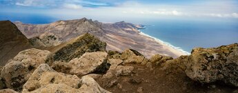 Ausblick vom Pico de la Zarza entlang der Gipfelkette des Jandia-Gebirges