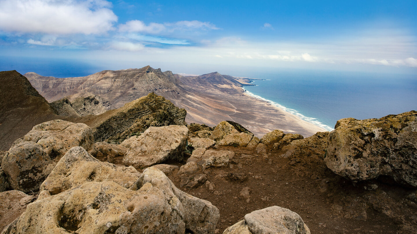 Ausblick vom Pico de la Zarza entlang der Gipfelkette des Jandia-Gebirges