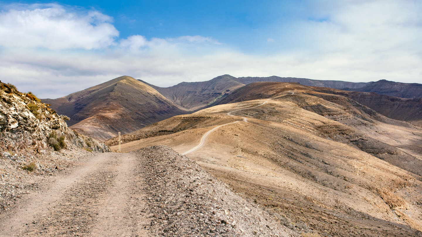 Blick entlang des Wegverlaufs der Wanderung über den Bergrücken