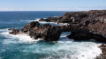 ein Felstor entlang der Küstenwanderung am Meer zur Punta del Teno